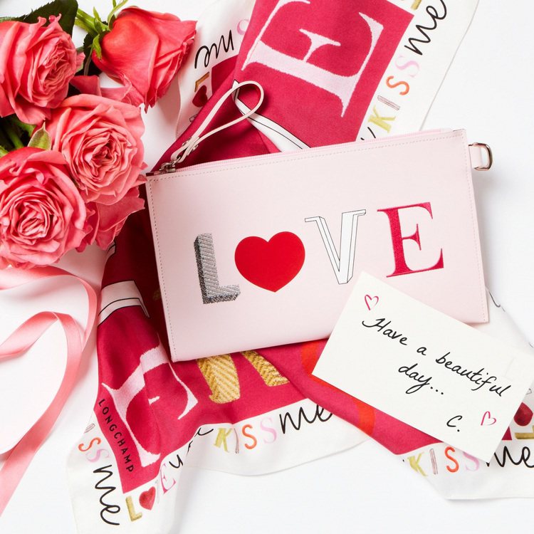 Longchamp推薦情人節「KISS」、「 LOVE」手拿包，4,700元。圖／Longchamp提供