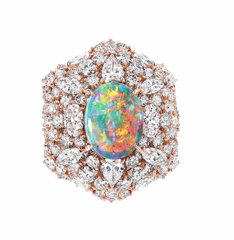 FASCINANTE白色蛋白石鑽石戒指，粉紅色K金鑲嵌鑽石，主石為1顆4.56克拉橢圓形切割白色蛋白石，參考價950萬元。圖/Dior提供