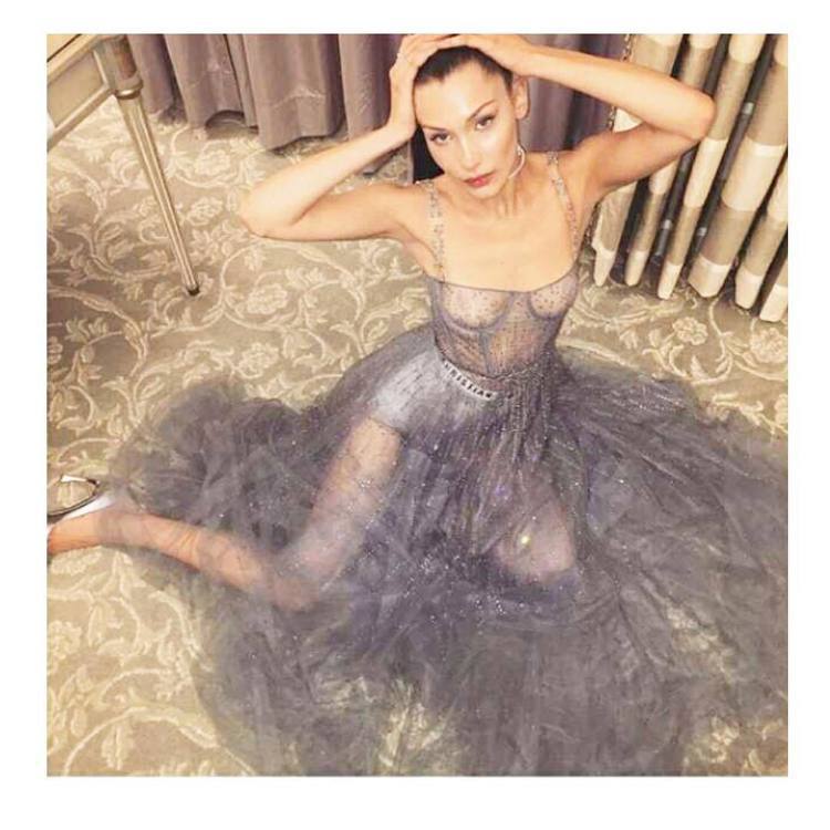 貝拉哈蒂德將2017春夏Dior禮服詮釋得既空靈又妖豔。圖／取自品牌IG