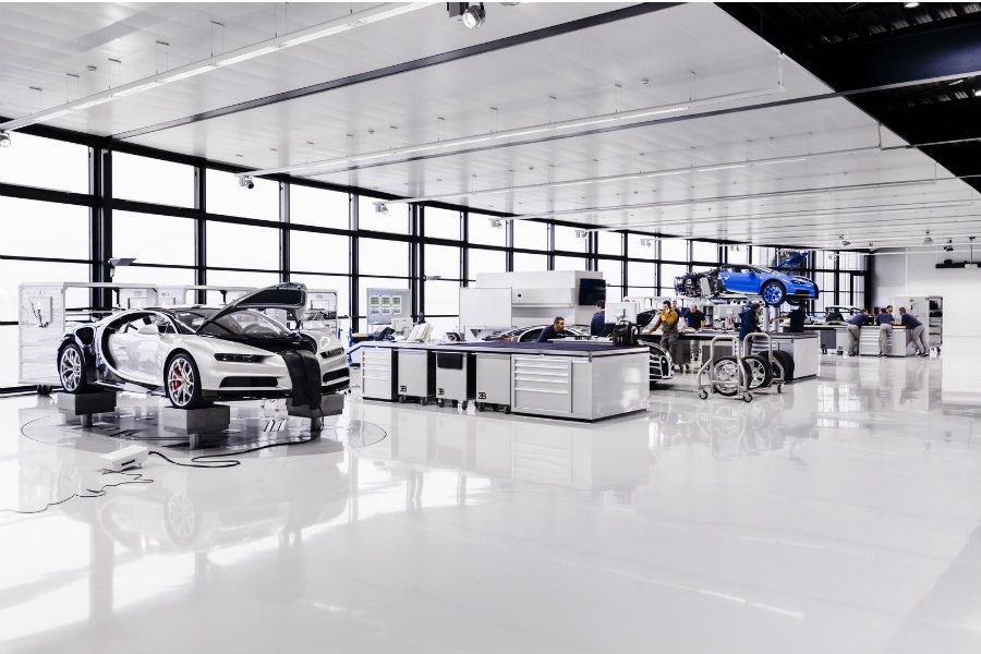 整個廠區明亮乾淨，並由 20 位員工進行超過 1,800 項的零件組裝。 摘自 Bugatti