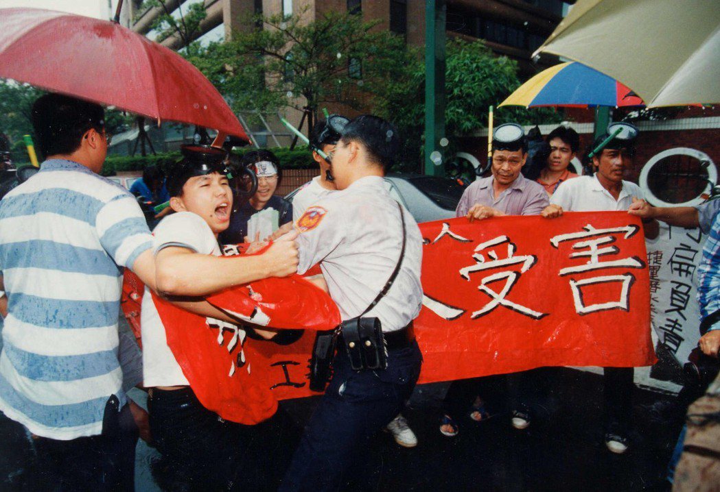 圖為1997年工傷協會偕同捷運潛水夫症工人前往抗議。 圖／本報系資料照