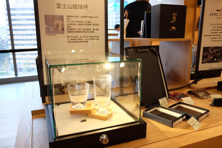 在台灣「TSUTAYA BOOKSTORE」販售的富士山雙杯組。圖／記者黃仕揚攝影