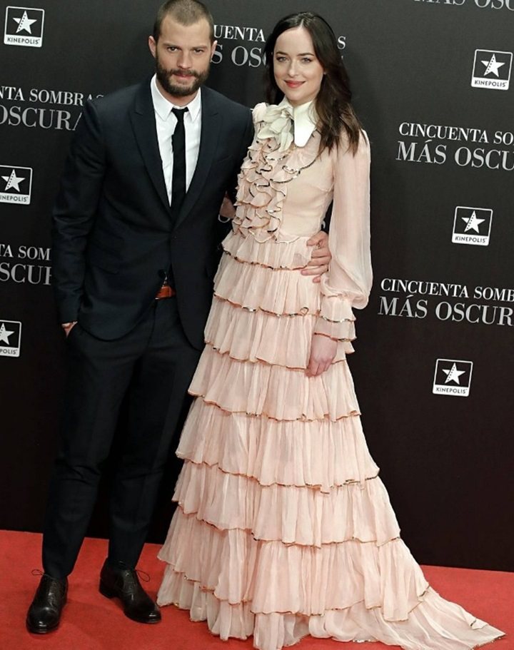 達珂塔強森穿著Gucci粉紅色長袖蛋糕裙禮服，與傑米多南現身「格雷的五十道陰影2：束縛」西班牙首映會。圖／摘自instagram