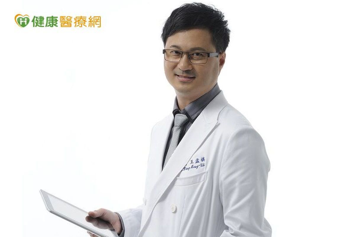 王孟祺醫師提醒，避免乾眼症睡眠充足、勿長時間用眼及戴隱形眼鏡，眼睛不適盡速就醫，勿自行購買眼藥水以免耽誤治療。