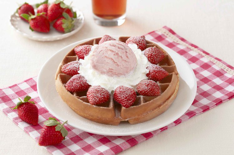 草莓優格冰淇淋鬆餅，售價220元。圖／COLD STONE提供