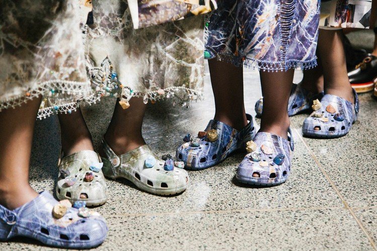Crocs與Christopher Kane於2017春夏倫敦時裝周發表聯名鞋。...
