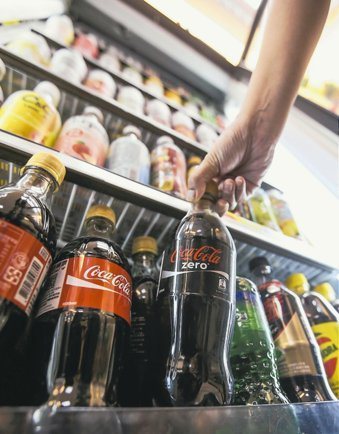 想靠低熱量的代糖減重，營養師提醒可能適得其反，圖為市售零卡可樂。圖／本報系資料照