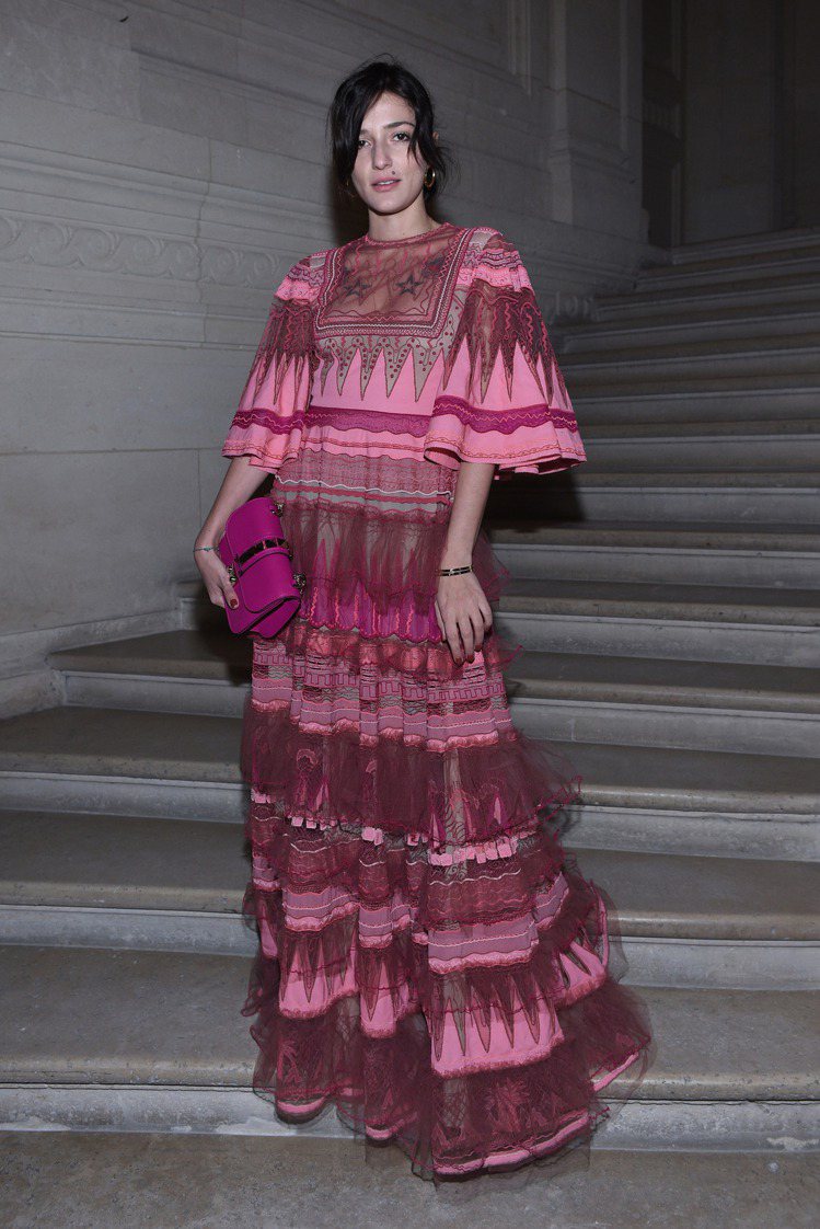 義大利時尚部落客Eleonora Carisi穿Valentino桃粉色的透膚紗質蛋糕洋裝。圖／Valentino提供