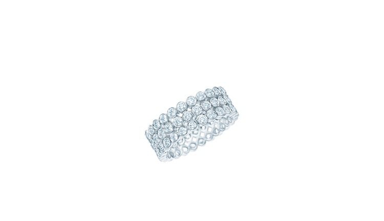艾瑪史東配戴的Tiffany珠寶相似款，Jazz 鉑金鑲鑽戒指37萬1,000元。圖／Tiffany提供