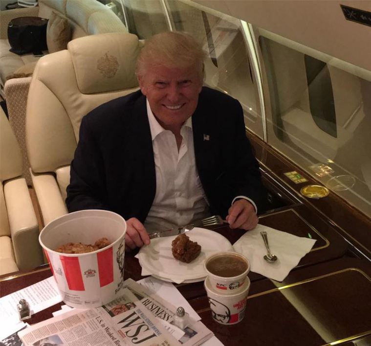 川普在臉書上貼出吃炸雞照片。圖/翻攝自臉書「Donald J. Trump」