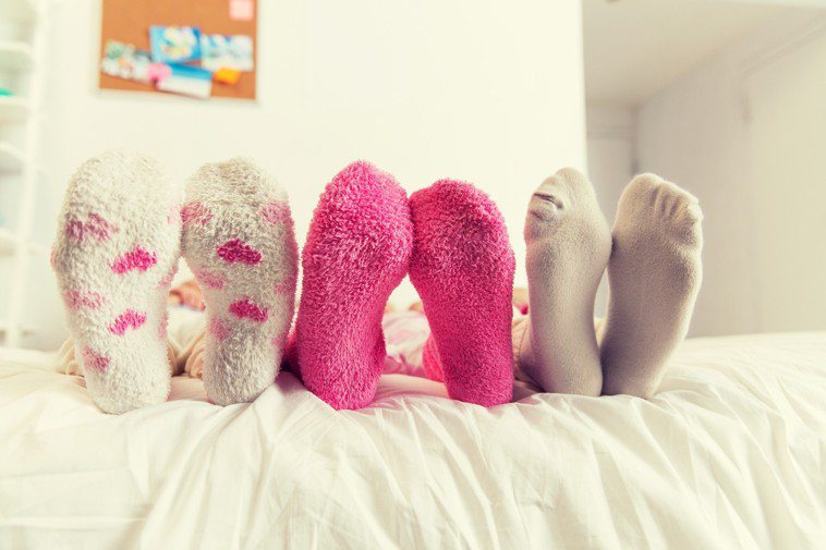 醫師提醒穿襪睡覺可保暖，但應慎選材質，若穿緊身、尼龍襪，會讓循環變差。 圖片／...