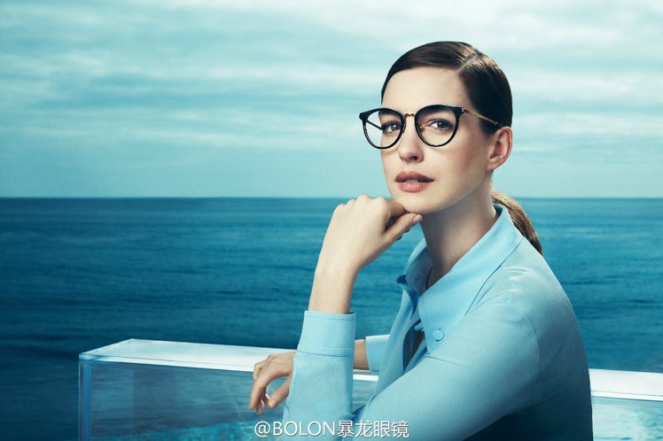 好萊塢甜心安海瑟薇為中國原生的眼鏡品牌Bolon（暴龍）拍攝形象廣告。圖／摘自微博