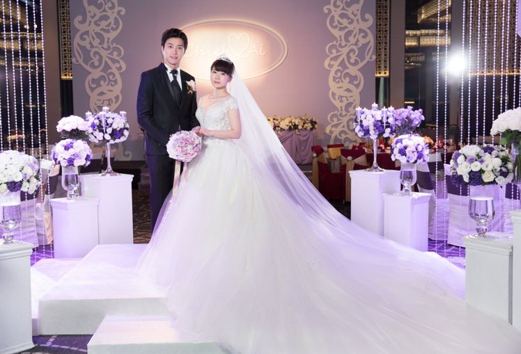 福原愛在台北舉辦婚宴時穿的公主風婚紗，裙襬也有一顆顆的「愛心」。圖／C.H.Wedding提供