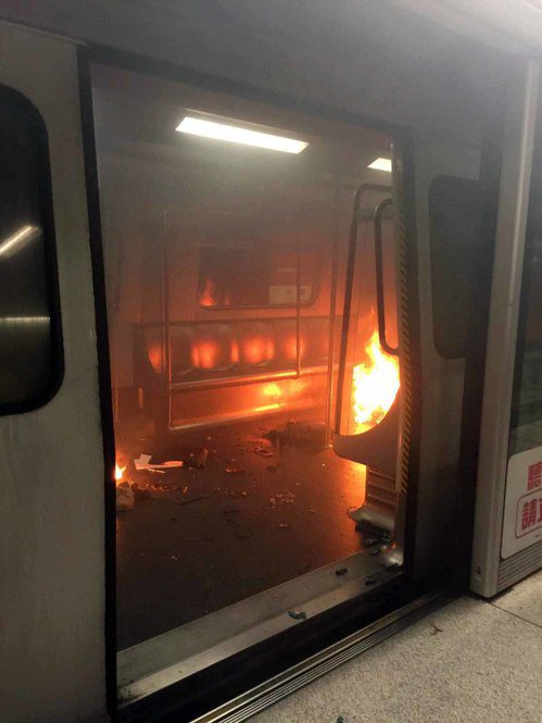 香港鐵路尖沙咀站10日晚間遭縱火，造成19人輕重傷。 中新社