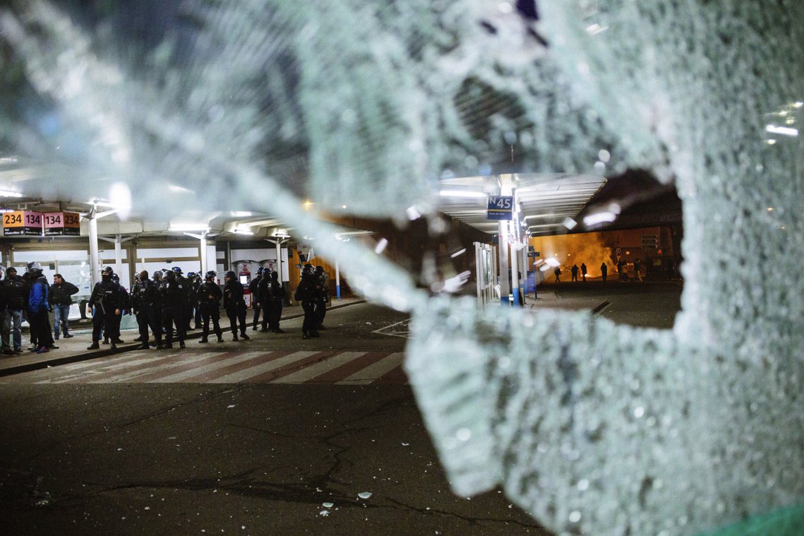 05年大暴動重現？失控的巴黎警民衝突。 圖／美聯社