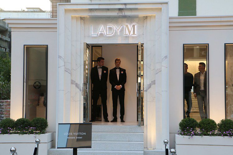 Lady M台灣旗艦店以白色大理石紋為門面設計。圖／記者沈佩臻攝影