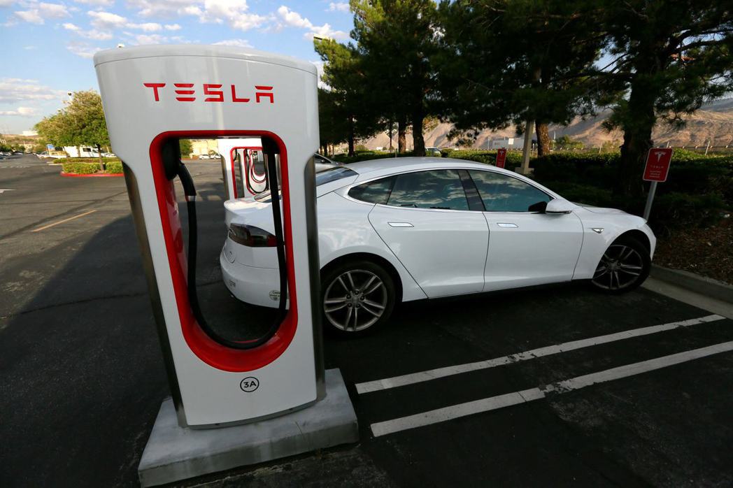 特斯拉（Tesla）電動車的充電站。 圖／路透社