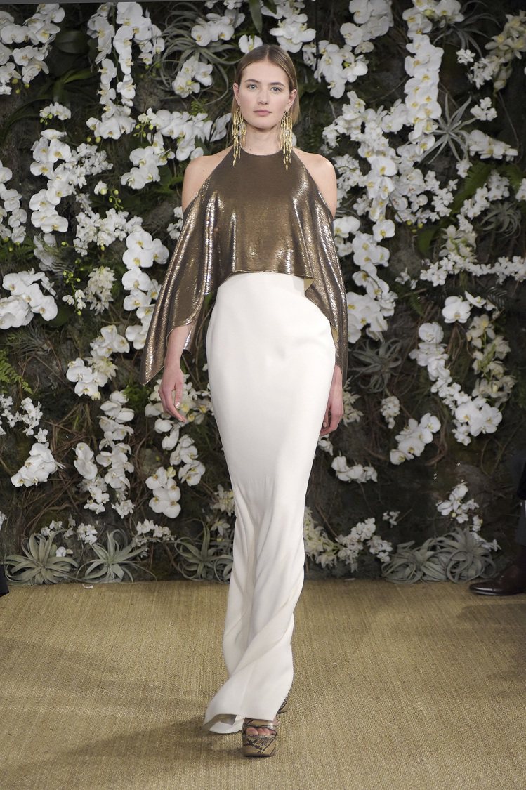 白色、金色與裸露的肩膀設計，Ralph Lauren帶有輕鬆的微性感。圖／美聯社