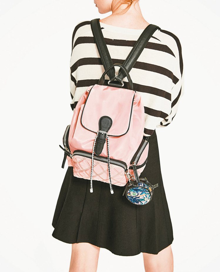 粉色背包和可愛吊飾，適合可愛韓國女團風的女生。 圖／ZARA提供