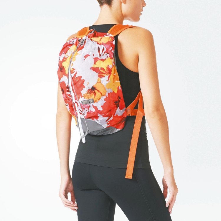 adidas與Stella McCartney合作的運動後背包，風格時尚。 圖／...