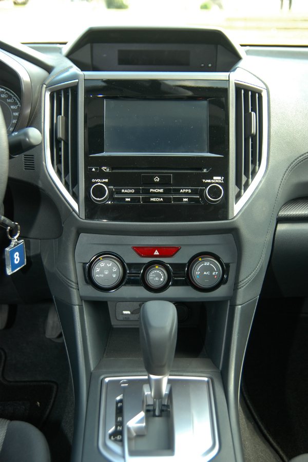 不論四門或五門，Impreza 1.6i 車型皆採用 6.5 吋 LCD 影音觸...