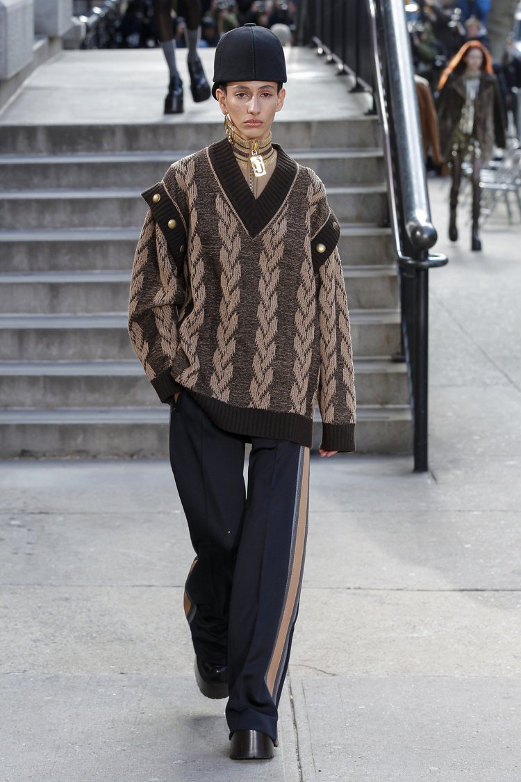 羊毛上衣搭配運動褲，展現日常穿搭的舒適氛圍。圖／Marc Jacobs提供