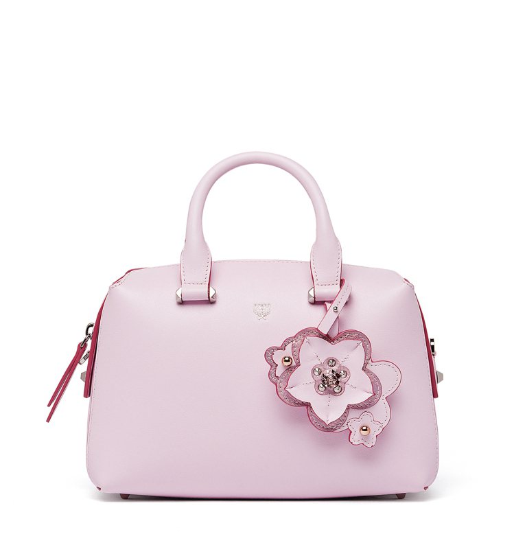 Ella Cherry Blossom櫻花綻放亞洲限定稜鏡粉色小型手袋，售價32,500元。圖／MCM提供