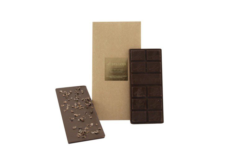 可可脆粒低糖排裝黑巧克力，480元。圖／b. DÉLICES提供