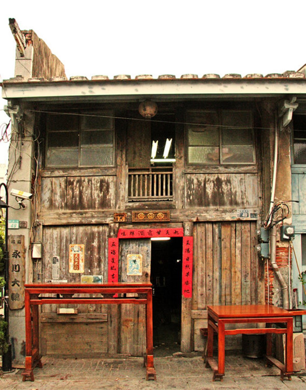 在台南市神農街49號百年街屋經營近一甲子的著名神轎、宗教藝品老店「永川大轎」，因...