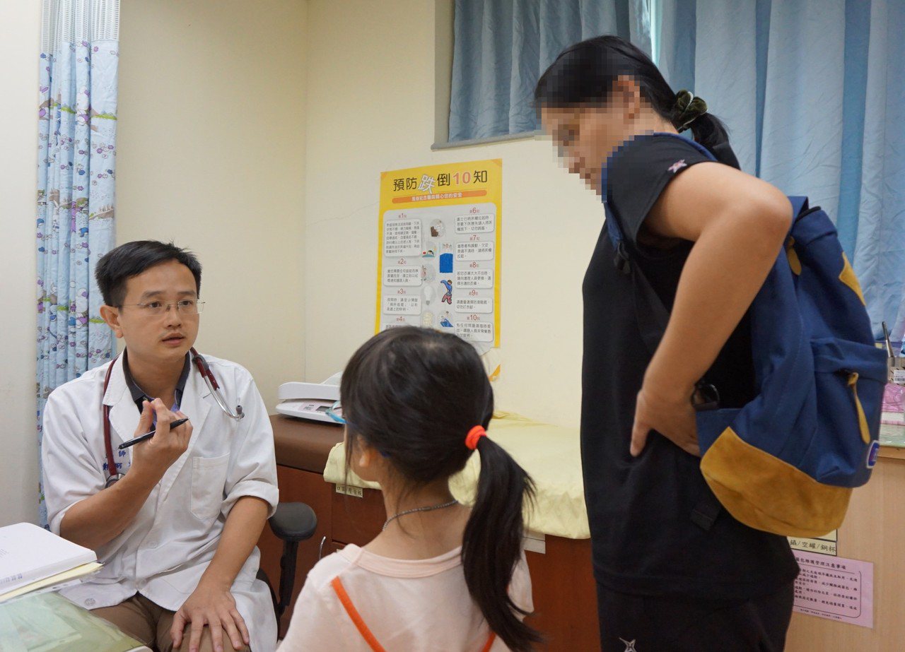新竹馬偕醫院小兒內分泌科醫師鄭弼文（左）。圖／新竹馬偕醫院提供
