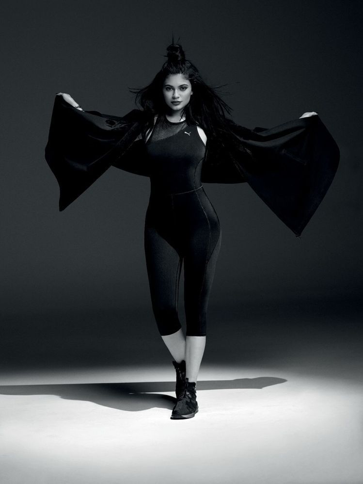 美國新生代女神Kylie Jenne展示PUMA黑天鵝的酷時尚。圖／PUMA提供