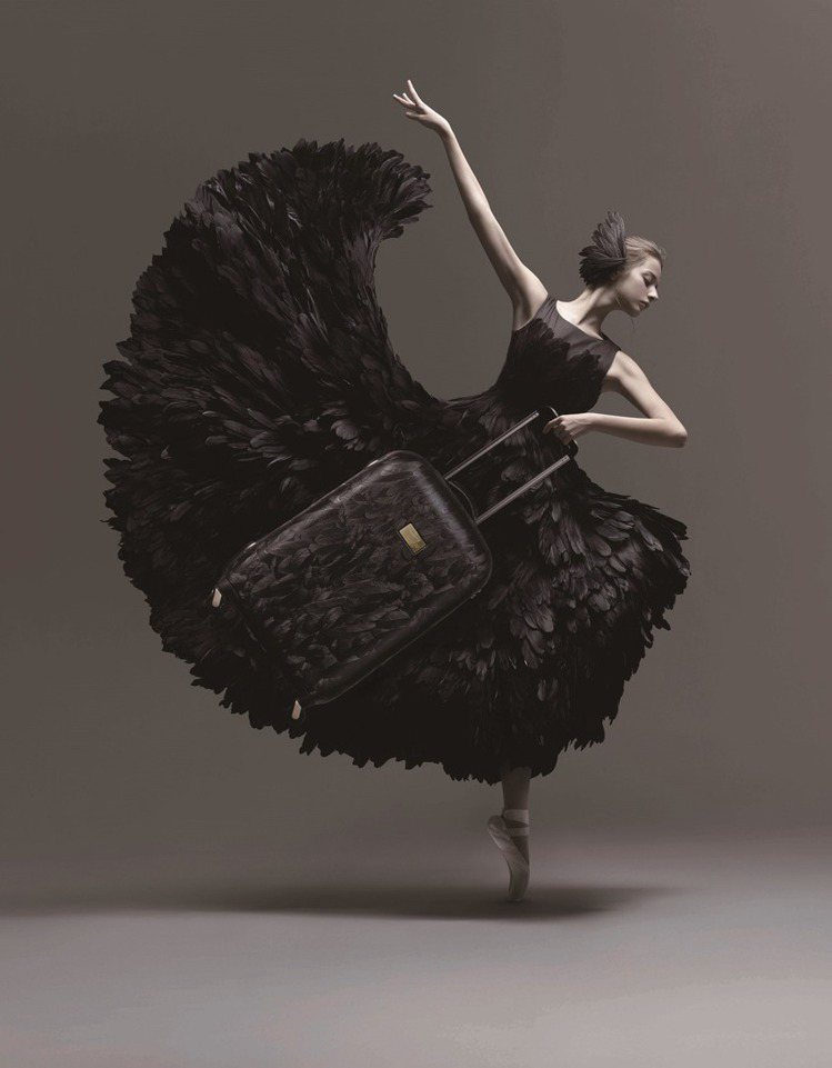 Samsonite黑標「羽毛箱」形象照，以芭蕾舞者身穿羽毛舞衣詮釋輕盈特色。圖／...