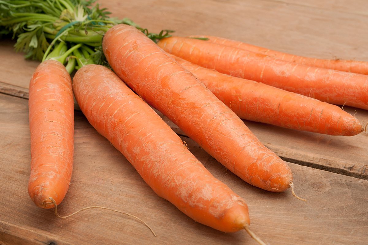 胡蘿蔔、彩椒、芒果等橙黃色蔬果還富含β胡蘿蔔素，可以在體內轉化為維生素A，有助於維持皮膚、嘴唇和咽喉上皮細胞完整性，從而緩解秋燥。<br />圖片／ingimage