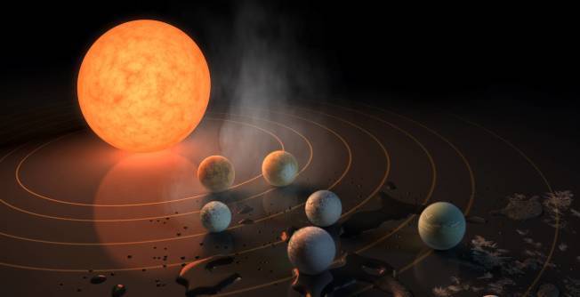 科學家22日宣布發現了小型恆星「 Trappist-1」，旁邊有七個地球大小行星...