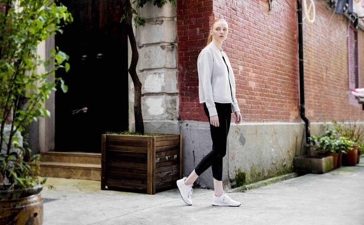 New Balance女性專屬247純白鞋款，舒適百搭。圖／New Balance提供