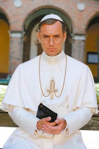 裘德洛演活了「年輕教宗」。 圖／摘自imdb