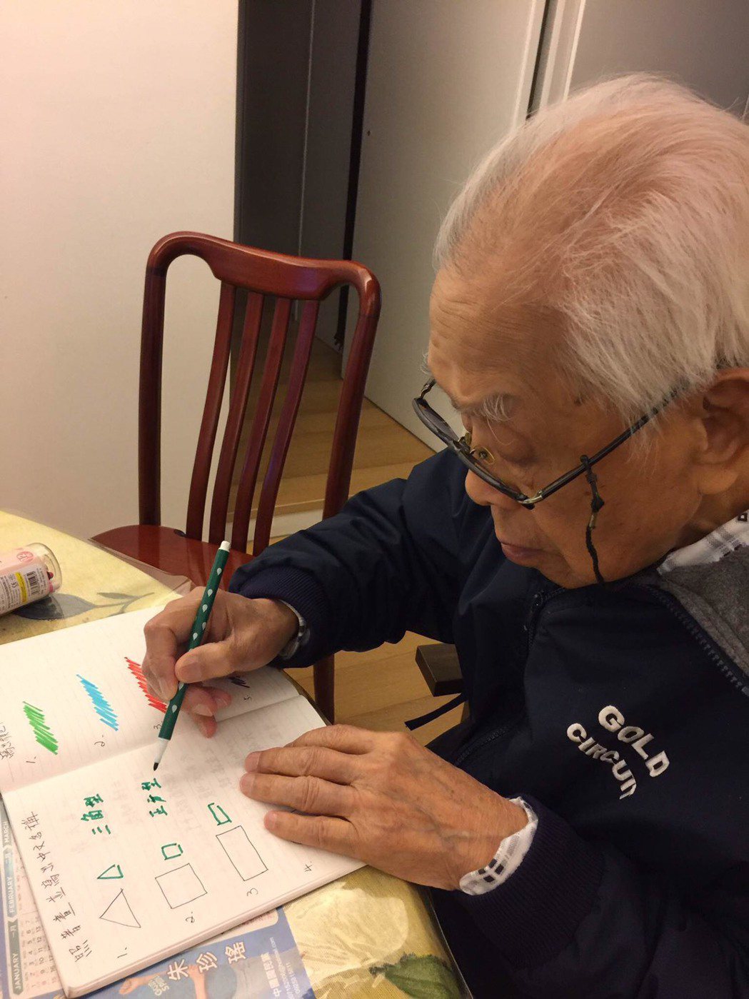「到咖手」每天會替93歲老爺爺出作業，讓他做功課之餘，有刺激大腦認知作用。 圖／...