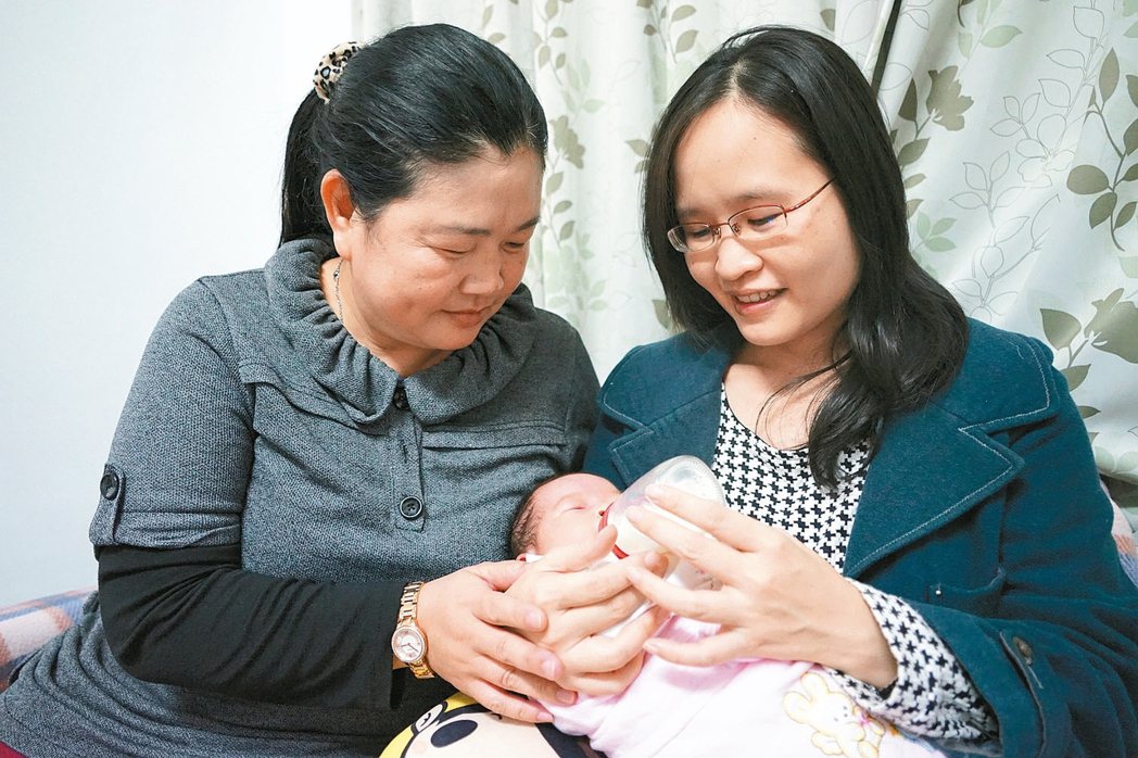 46歲楊成瑛（左）照顧新生兒有一套，不少產婦都指定要她到宅照顧。 記者陳妍霖／攝...