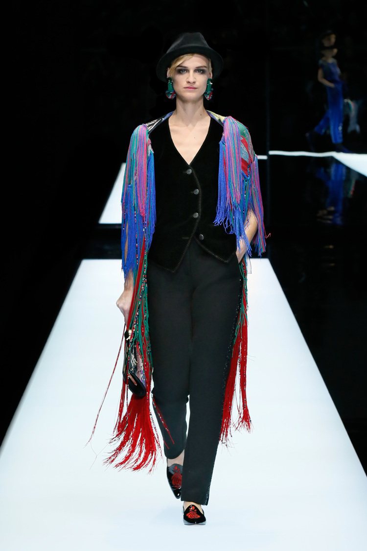 Giorgio Armani多種色彩的流蘇外衣，與黑色表現出協調的華麗。圖／Giorgio Armani提供