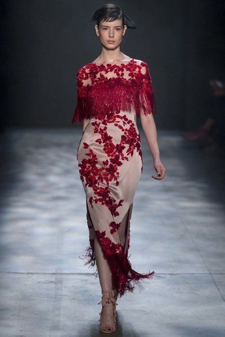甫落幕的2017秋冬紐約時裝周，Marchesa也帶來了濃濃中國風新品。靈感來自電影「霸王別姬」以及老上海的奢華年代。圖／摘自微博