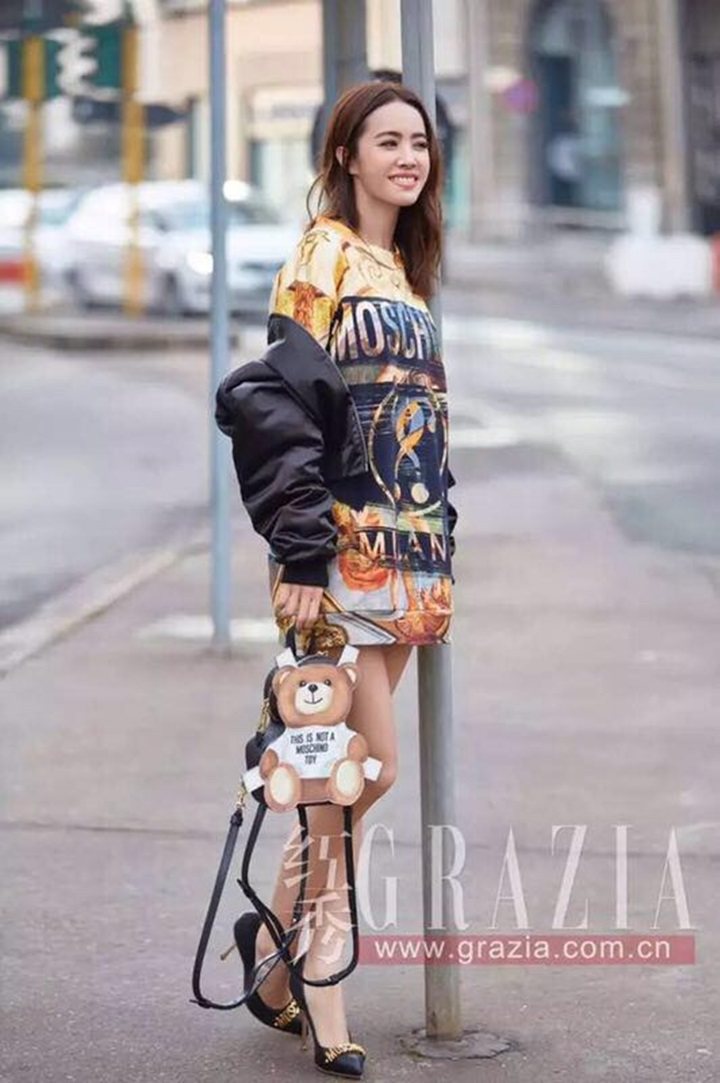 蔡依林拎著春夏系列的紙娃娃小熊後背包。圖／MOSCHINO提供