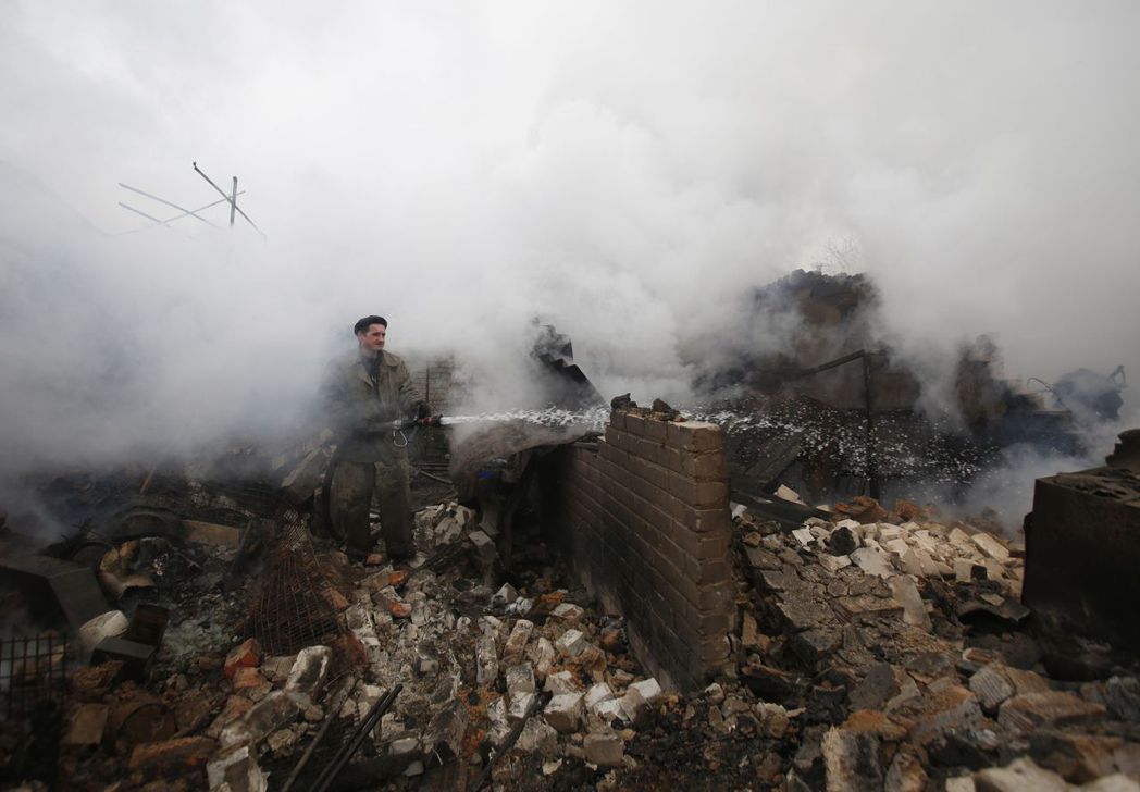 烏克蘭工業重鎮阿夫迪夫卡的衝突情勢急遽升高，居民住宅遭到猛烈的砲火攻擊。 圖...