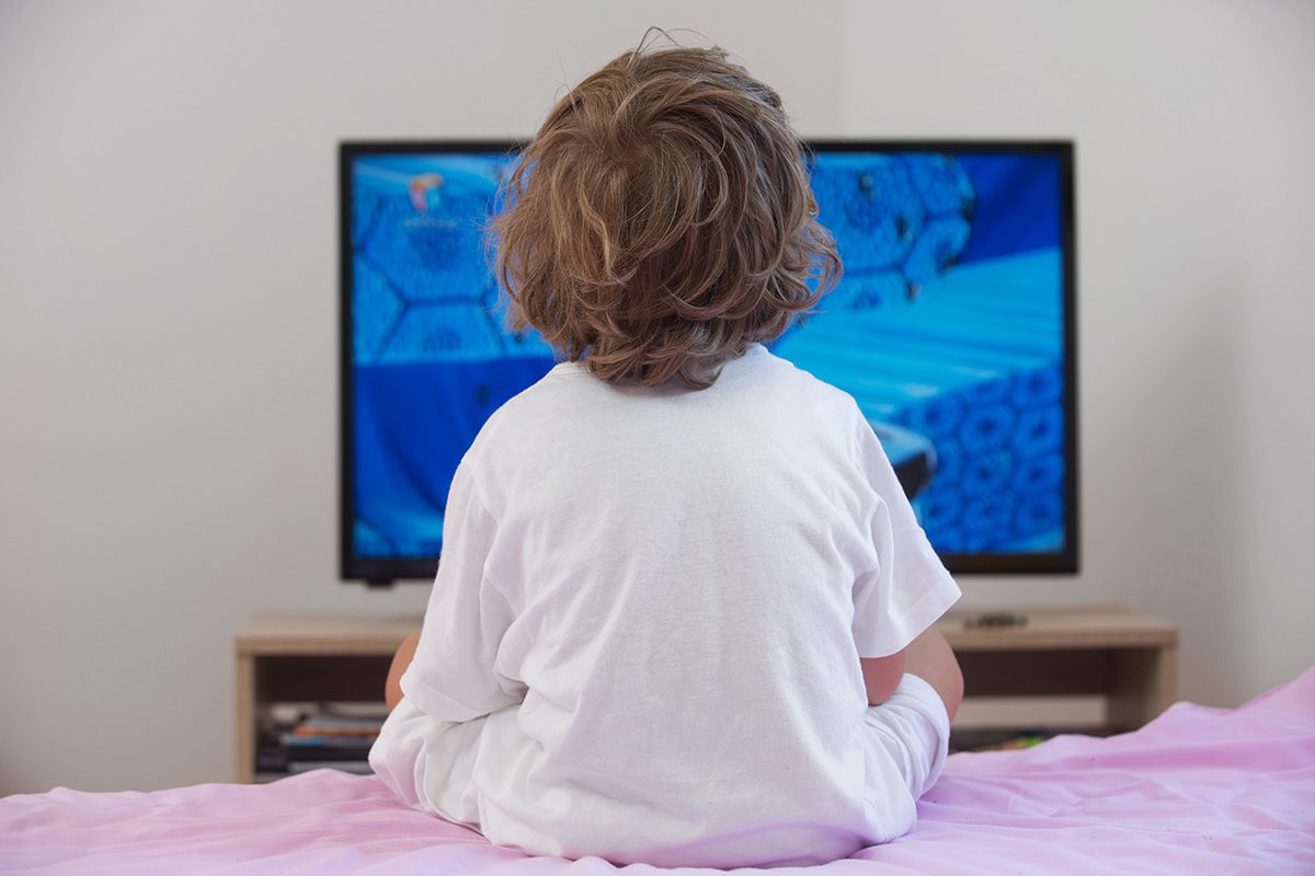別讓電視「養」小孩 每天看兩小時易成小胖子