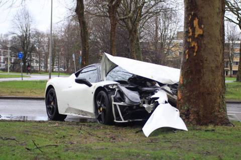 又一輛Ferrari 458報銷  在阿姆斯特丹撞樹！