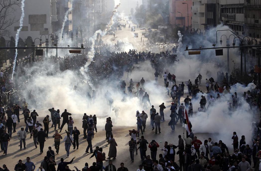 2011年1月28日，埃及首都開羅的街頭，反政府示威的抗爭正邁入第4天；兩個星期...