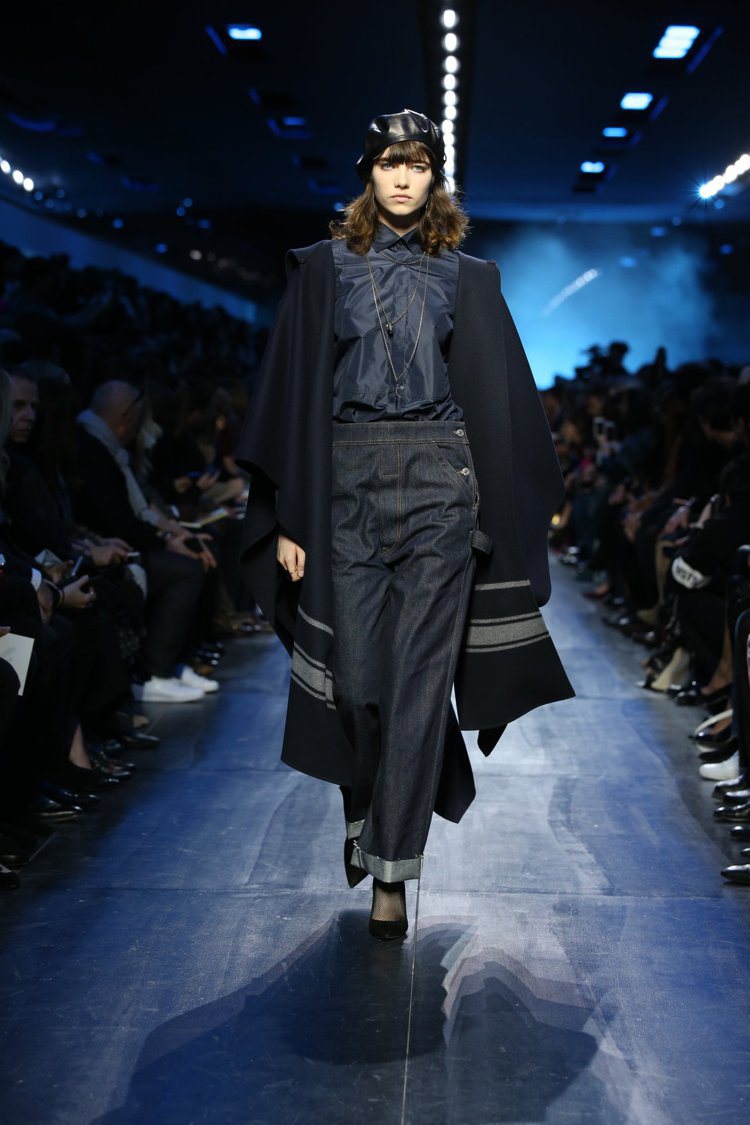 丹寧與貝蕾帽，Dior秋冬系列傳遞美好的復古情調。圖／Dior提供