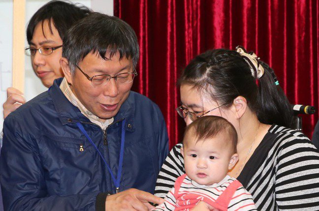台北市長柯文哲(左)上午出席臺北市輪狀病毒疫苗補助記者會，與出席記者會的小朋友互...