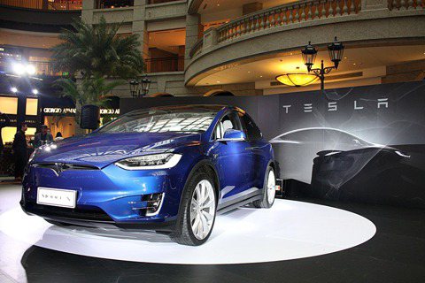 Tesla Model X休旅車在台發表  上掀鷹翼門酷斃了！ 