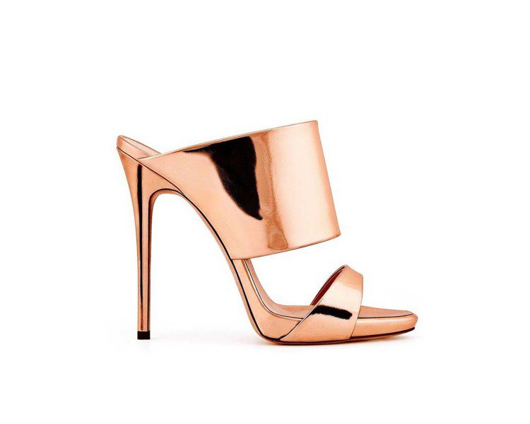 Giuseppe Zanotti女鞋融入金屬風元素，氣勢不凡。圖／迪生提供