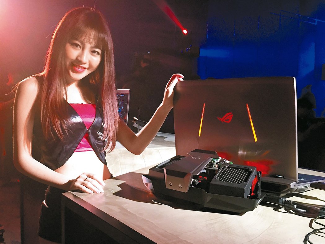 華碩推出次世代水冷筆電GX800，售價高達21.9萬元。 記者曾仁凱／攝影